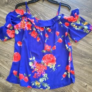 Cold shoulder top in flora